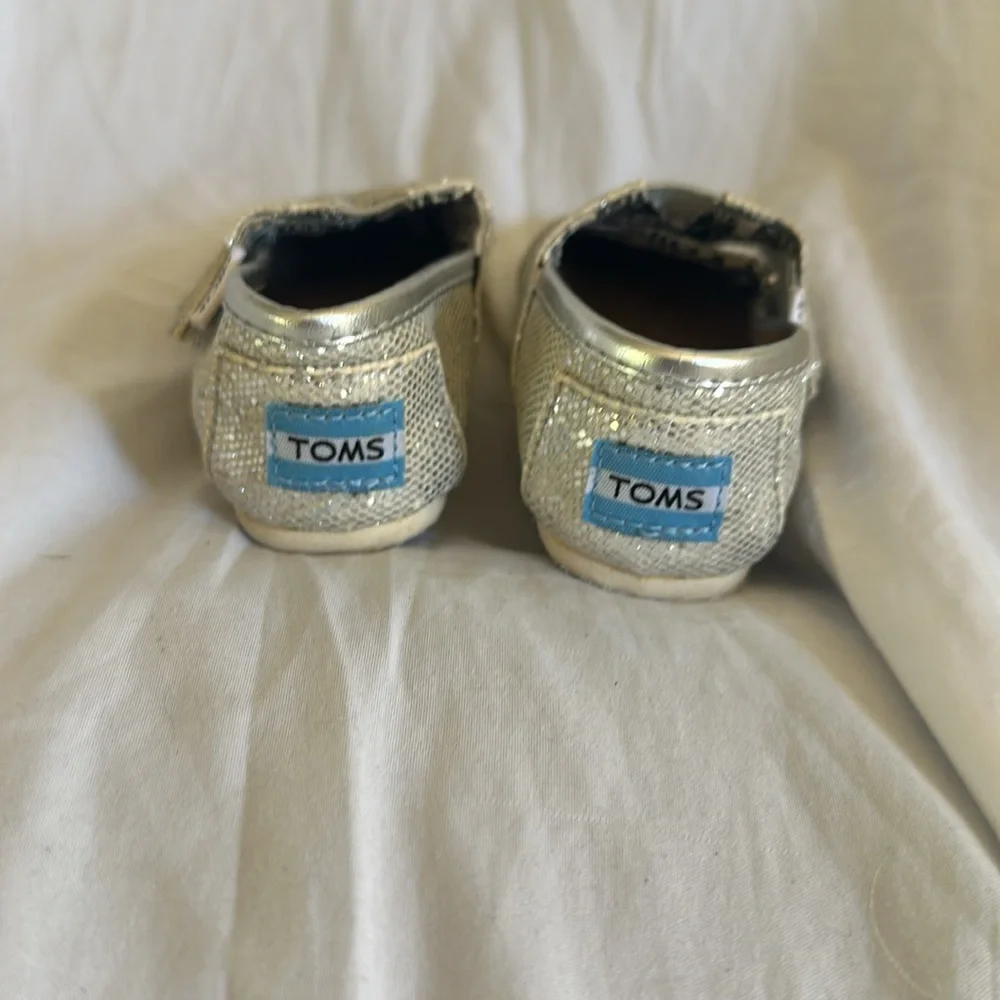 Tom’s‎ Infant size T3 silver shoes
